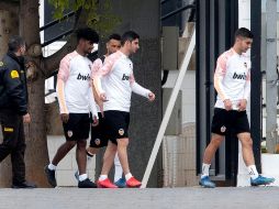 El conjunto valenciano intentará remontar sin el aliento de su afición. AFP