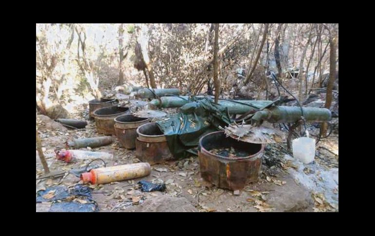 En el lugar encontraron 15 costales con precursores químicos, 39 tanques de gas LP y tres bombas para abastecimiento de agua. ESPECIAL