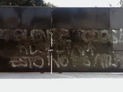LO BORRAN. Aficionados del equipo pintaron un mensaje en la entrada principal de La Madriguera y personal de mantenimiento borró ayer por la tarde la frase escrita. ESPECIAL