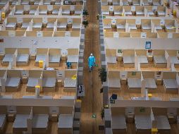 Instalaciones deportivas habilitadas como hospital para atender a pacientes no graves del coronavirus en Wuhan lucían vacías ayer, luego de que el domingo dieron de alta a los últimos pacientes. AP/Xinhua