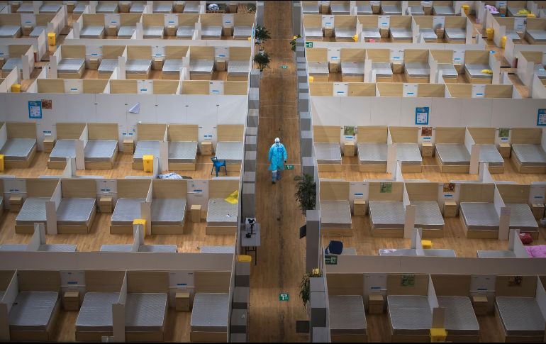 Instalaciones deportivas habilitadas como hospital para atender a pacientes no graves del coronavirus en Wuhan lucían vacías ayer, luego de que el domingo dieron de alta a los últimos pacientes. AP/Xinhua
