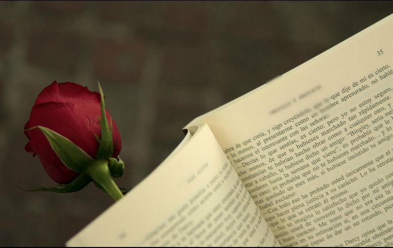 A los participantes se les dará un ejemplar del libro y una rosa. EL INFORMADOR / ARCHIVO