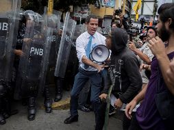 Cuando Guaidó intentó dialogar con los policías que le cerraron el paso, comenzaron los disparos de gases. EFE/R. Peña