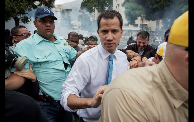 Cuando Guaidó intentó dialogar con los policías que le cerraron el paso, comenzaron los disparos de gases. EFE/R. Peña