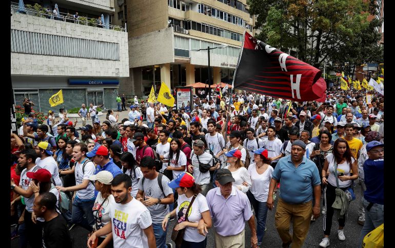 Cuando Guaidó intentó dialogar con los policías que le cerraron el paso, comenzaron los disparos de gases. EFE/R. Peña