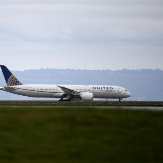 Desalojan a personas de vuelo en EU por quejarse de pasajero con tos
