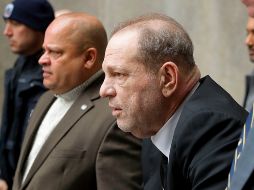 Harvey Weinstein sufrió una caída este domingo mientras permanece en la prisión de Rikers Island, pues no cuenta con su andador. AP / ARCHIVO