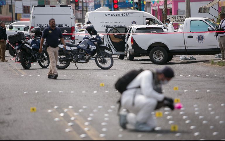 Peritos en la zona donde fue asesinado el diputado Erik Juárez Blanquet, en Morelia. EFE/ I. Villanueva