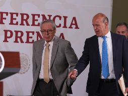 Jorge Alcocer, secretario de Salud; y Juan Antonio Ferrer, director general del Instituto de Salud para el Bienestar, arriban a la conferencia matutina de Andrés Manuel López Obrador. NTX/G. Durán