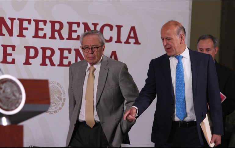 Jorge Alcocer, secretario de Salud; y Juan Antonio Ferrer, director general del Instituto de Salud para el Bienestar, arriban a la conferencia matutina de Andrés Manuel López Obrador. NTX/G. Durán