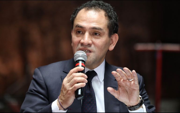 El secretario de Hacienda, Arturo Herrera, habla este martes durante una rueda de prensa en la Ciudad de México. EFE/S. Gutiérrez