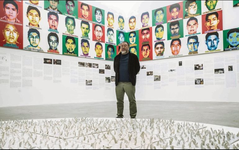 Obra. Dos de las piezas más importantes de la exhibición serán “El salón ancestral de la familia Wang” y la obra dedicada a los 43 estudiantes desaparecidos en Ayotzinapa (en la foto, con el artista). SUN