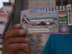 El Mandatario señala que será histórico tener ese boleto cachito de Lotería, que cuesta 500 pesos cada uno, porque es colaborar y contribuir a mejorar el sistema de salud público. NTX / R. Solís
