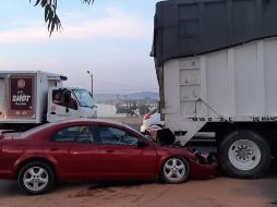 Un vehículo Dodge Stratus se impacta en un un tráiler Kenworth. ESPECIAL