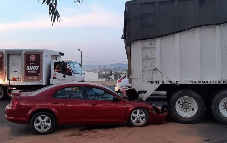 Un vehículo Dodge Stratus se impacta en un un tráiler Kenworth. ESPECIAL