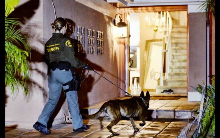 Policías realizan redadas la madrugada de este miércoles en varias viviendas de Diamond Bar, California. AP/R. Voguel