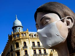 Una figura gigante elaborada para las fiestas de las Fallas se ve hoy en Valencia. Las Fallas, programadas del 15 al 19 de marzo próximos, fueron aplazadas debido al coronavirus. AFP/J. Jordan