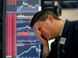 Un corredor reacciona hoy en la Bolsa de Nueva York. AP/R. Drew