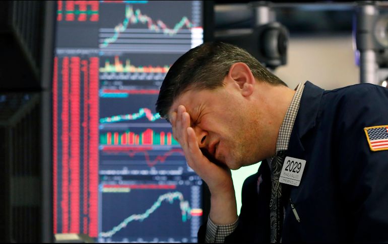 Un corredor reacciona hoy en la Bolsa de Nueva York. AP/R. Drew