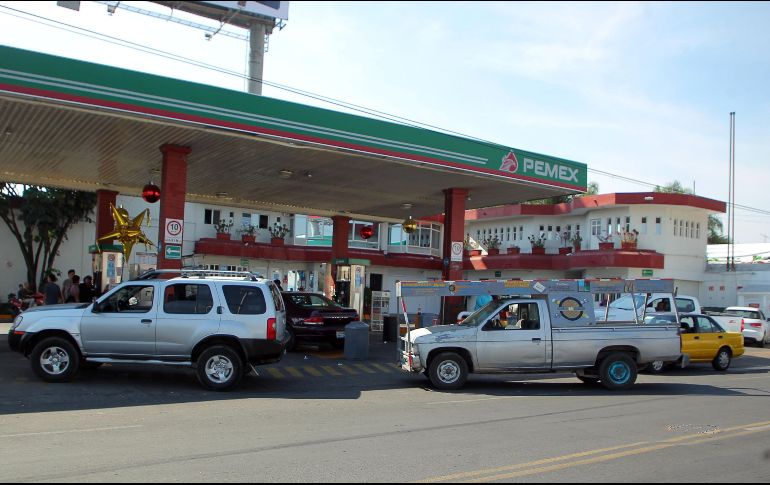 Desde temprano, se apreciaban largas filas debido a que los automovilistas quisieron aprovechar los precios bajos. EL INFORMADOR/ARCHIVO