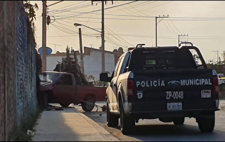 De los delincuentes que tripulaban la pickup blanca solo se supo que huyeron pie a tierra. EL INFORMADOR / R. Bobadilla