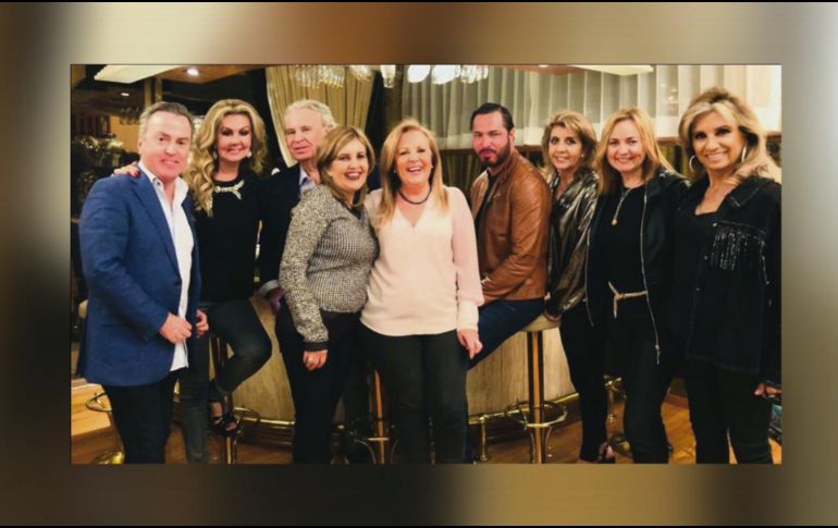 Sonrisas en el show de Alejandro Fernández.