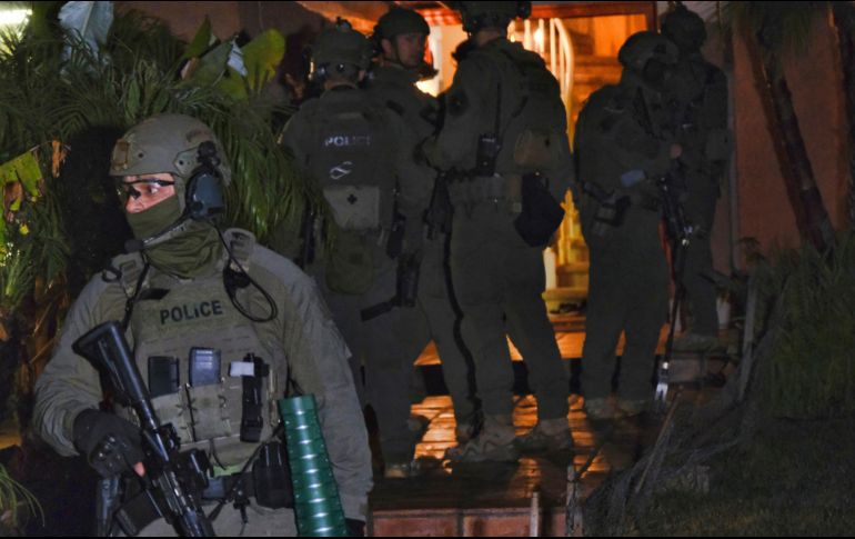 Agentes de la DEA inspeccionan una casa en Diamond Bar, California. Ayer, 250 personas relacionadas con el CNG fueron aprehendidas. AP/R. Vogel