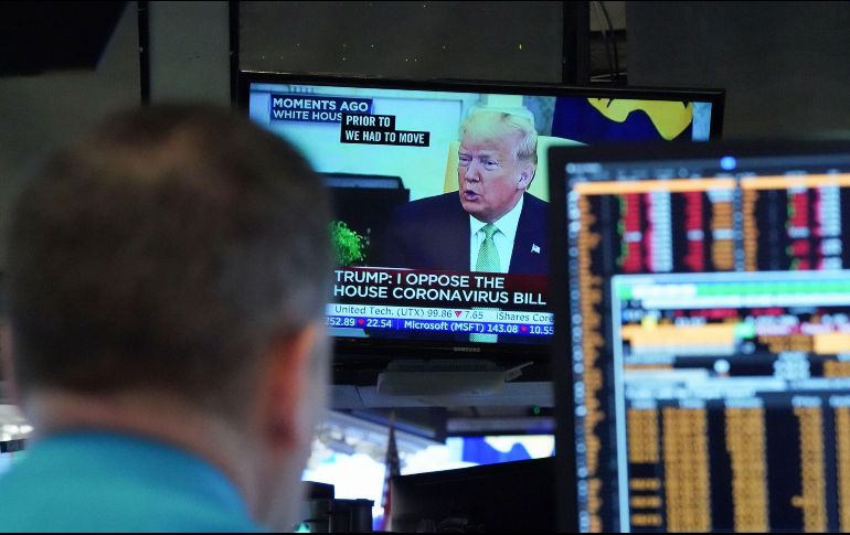 Los mercados reaccionaron al anuncio del presidente Donald Trump de suspender por 30 días los vuelos que salgan de Europa hacia Estados Unidos, debido al brote de coronavirus. AFP/B. Smith