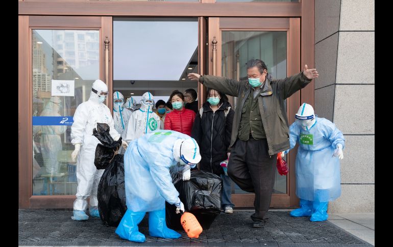 Personal médico desinfecta al último de los pacientes de covid-19 dado de alta del hospital Wuchang Fangcang en Wuhan. El centro habilitado como hospital temporal dejó de tratar enfermos el 10 de marzo. EFE/ARCHIVO