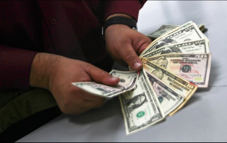 La moneda mexicana se depreció un 2.05 % frente al dólar en comparación con la jornada de ayer. NTX/ARCHIVO
