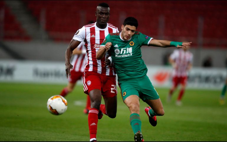 Raúl Jiménez fue titular y disputó todo el encuentro. AP / T. Stavrakis