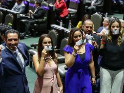 Diputados del PAN subieron a tribuna con las réplicas de los billetes del sorteo del próximo 15 de septiembre en sus bocas para después romperlos. SUN / D. Simón