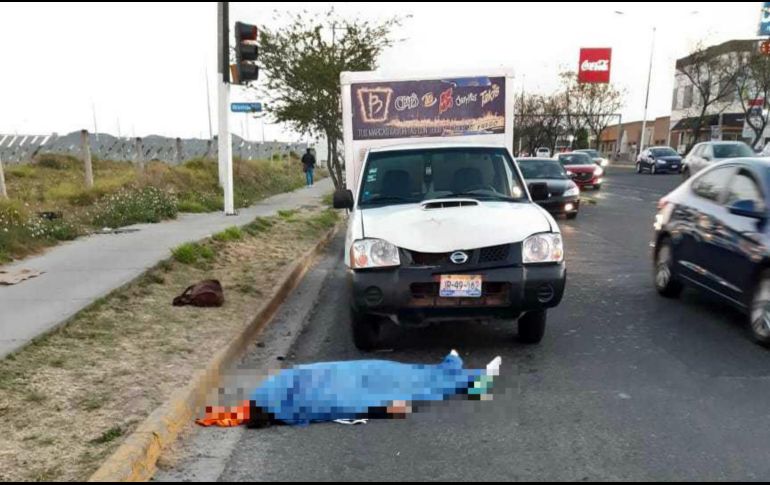 El responsable del incidente conducía una camioneta Nissan color blanco, que pertenece a la empresa Barcel. ESPECIAL