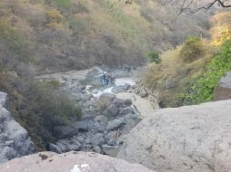 Una hora más tarde el helicóptero ascendió con el cuerpo en una camilla sujeta a la aeronave. ESPECIAL / Bomberos de Guadalajara