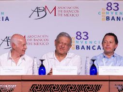 López Obrador durante su asistencia en la 83 Convención Nacional Bancaria, acompañado de Luis Niño de Rivera, presidente de la Asociación de Bancos de México y Carlos Rojo Macedo, presidente ejecutivo de la Asociación de Bancos de México. NOTIMEX/G. LUNA
