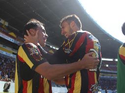 Omar Bravo y Rodrigo Godínez celebran en la cancha del estadio Jalisco. IMAGO7