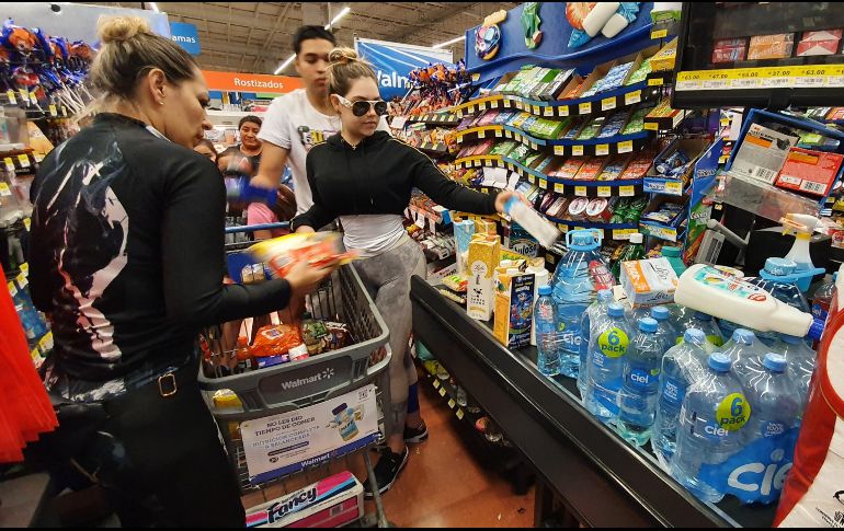Las tiendas de autoservicio en la metrópoli ya registran largas filas con cientos de clientes que llenan sus carritos de artículos de primera necesidad. EL INFORMADOR/A. Camacho