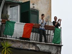 En redes sociales se difundieron videos de personas bailando y aplaudiendo desde sus ventanas, además de que en algunos balcones la bandera tricolor de su nación lució como en la última copa mundial de futbol. AFP / A. Solaro