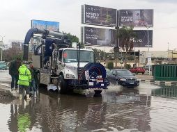 Egipto no tiene un sistema integral de drenaje de aguas pluviales. Se basa en una red de drenaje de 105 años para extraer agua de lluvia. EFE / EPA / K. Elfiqi