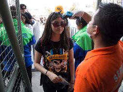 Personal sanitario toma la temperatura de una de las asistentes al festival de rock. AP/C. Palma