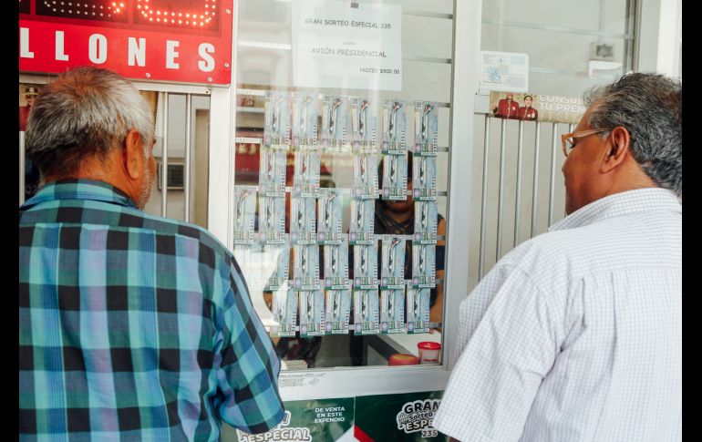 Los compradores aseguran que compran los boletos para apoyar a la causa del Presidente, y algunos incluso enmarcarán el billete. EL INFORMADOR/G. Gallo