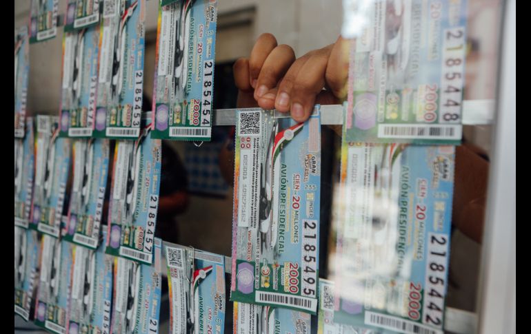 Los compradores aseguran que compran los boletos para apoyar a la causa del Presidente, y algunos incluso enmarcarán el billete. EL INFORMADOR/G. Gallo