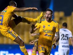 André-Pierre Gignac (d) y Luis Quiñones (i), de Tigres, festejan una anotación ante Bravos de Juárez. EFE/M. Sierra