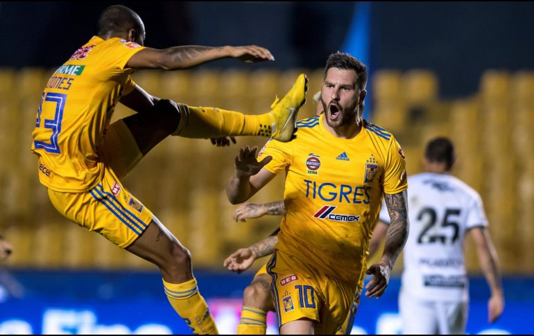 André-Pierre Gignac (d) y Luis Quiñones (i), de Tigres, festejan una anotación ante Bravos de Juárez. EFE/M. Sierra