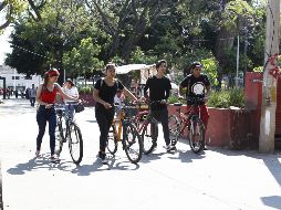 Personas que no se enteraron de la cancelación de la Vía RecreActiva esta semana como medida preventiva por el coronavirus llegaron al Parque Rojo como cada domingo. EL INFORMADOR / J. Camacho