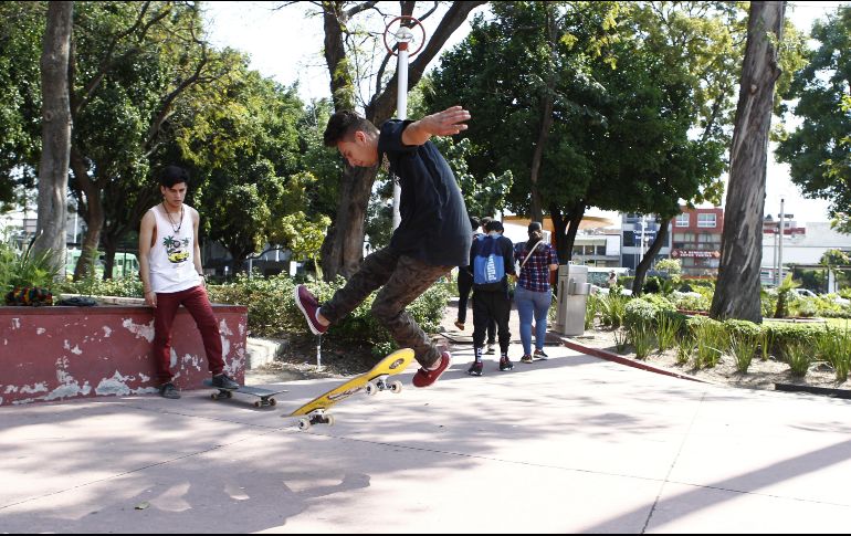 Usuarios tomaron sus patinetas que pensaban deslizar por Tetlán y se subieron al tren ligero para acercarse al Parque Rojo y hacer algunos trucos. EL INFORMADOR / J. Camacho