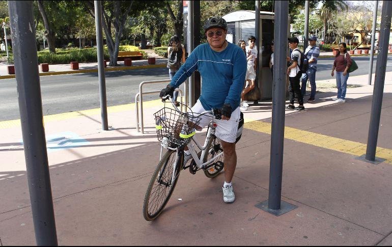 A un usuario le parece incongruente que mientras se tomen medidas así, vea tantas personas en el centro de Guadalajara. EL INFORMADOR / J. Camacho
