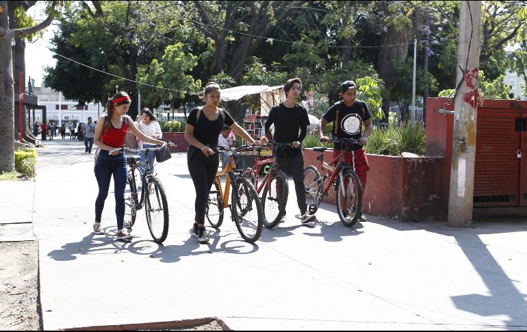 Personas que no se enteraron de la cancelación de la Vía RecreActiva esta semana como medida preventiva por el coronavirus llegaron al Parque Rojo como cada domingo. EL INFORMADOR / J. Camacho