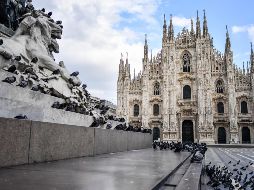 Solo palomas se ven en plaza del Domo de Milán, durante la cuarentena para frenar los contagios de covid-19. AP/LaPresse/C. Furlan