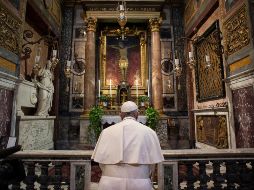 El Papa ora  ante el crucifijo que evoca la 